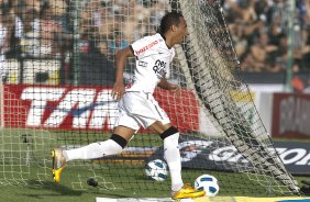 Liedson comemora seu gol durante a partida entre FIGUEIRENSE/SC x CORINTHIANS/SP, realizada esta tarde no estádio Orlando Scarpelli, válida pela 37ª rodada do Campeonato Brasileiro de 2011. Florianópolis/Brasil