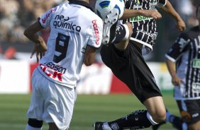 Liedson e Bruno durante a partida entre FIGUEIRENSE/SC x CORINTHIANS/SP, realizada esta tarde no estádio Orlando Scarpelli, válida pela 37ª rodada do Campeonato Brasileiro de 2011. Florianópolis/Brasil