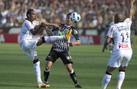 Liedson e Bruno durante a partida entre FIGUEIRENSE/SC x CORINTHIANS/SP, realizada esta tarde no estdio Orlando Scarpelli, vlida pela 37 rodada do Campeonato Brasileiro de 2011. Florianpolis/Brasil