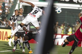 Liedson faz o gol do Corinthians durante a partida entre FIGUEIRENSE/SC x CORINTHIANS/SP, realizada esta tarde no estádio Orlando Scarpelli, válida pela 37ª rodada do Campeonato Brasileiro de 2011. Florianópolis/Brasil