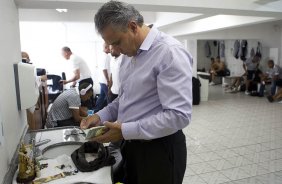 O tcnico Tite rezando nos vestirios antes da partida entre FIGUEIRENSE/SC x CORINTHIANS/SP, realizada esta tarde no estdio Orlando Scarpelli, vlida pela 37 rodada do Campeonato Brasileiro de 2011. Florianpolis/Brasil