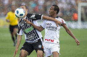 Roger Carvalho e Liedson durante a partida entre FIGUEIRENSE/SC x CORINTHIANS/SP, realizada esta tarde no estádio Orlando Scarpelli, válida pela 37ª rodada do Campeonato Brasileiro de 2011. Florianópolis/Brasil