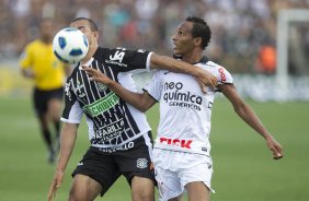 Roger Carvalho e Liedson durante a partida entre FIGUEIRENSE/SC x CORINTHIANS/SP, realizada esta tarde no estdio Orlando Scarpelli, vlida pela 37 rodada do Campeonato Brasileiro de 2011. Florianpolis/Brasil