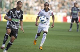 Roger Carvalho e Liedson durante a partida entre FIGUEIRENSE/SC x CORINTHIANS/SP, realizada esta tarde no estádio Orlando Scarpelli, válida pela 37ª rodada do Campeonato Brasileiro de 2011. Florianópolis/Brasil