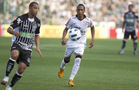 Roger Carvalho e Liedson durante a partida entre FIGUEIRENSE/SC x CORINTHIANS/SP, realizada esta tarde no estdio Orlando Scarpelli, vlida pela 37 rodada do Campeonato Brasileiro de 2011. Florianpolis/Brasil