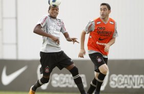 Chicão e Ednilson do Corinthians durante treino realizado no CT Joaquim Grava