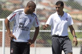 Adriano com o auxiliar de Tite, Fabio Carille durante o treino desta manh no CT Joaquim Grava, no Parque Ecolgico do Tiete, o prximo jogo ser contra o Palmeiras, domingo, dia 04/12, no estdio do Pacaembu, vlida pela 38 rodada, a ltima, do Brasileiro 2011