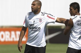 Adriano e Paulinho durante o treino desta manh no CT Joaquim Grava, no Parque Ecolgico do Tiete, o prximo jogo ser contra o Palmeiras, domingo, dia 04/12, no estdio do Pacaembu, vlida pela 38 rodada, a ltima, do Brasileiro 2011