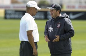 Geraldo Delamore e Cleber Xavier, auxiliares de Tite, durante o treino desta manh no CT Joaquim Grava, no Parque Ecolgico do Tiete, o prximo jogo ser contra o Palmeiras, domingo, dia 04/12, no estdio do Pacaembu, vlida pela 38 rodada, a ltima, do Brasileiro 2011