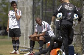 Matheus e Adriano durante o treino desta manh no CT Joaquim Grava, no Parque Ecolgico do Tiete, o prximo jogo ser contra o Palmeiras, domingo, dia 04/12, no estdio do Pacaembu, vlida pela 38 rodada, a ltima, do Brasileiro 2011