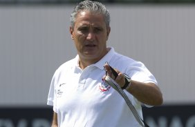 Tite durante o treino desta manh no CT Joaquim Grava, no Parque Ecolgico do Tiete, o prximo jogo ser contra o Palmeiras, domingo, dia 04/12, no estdio do Pacaembu, vlida pela 38 rodada, a ltima, do Brasileiro 2011