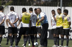 Tite reune os jogadores durante o treino desta manh no CT Joaquim Grava, no Parque Ecolgico do Tiete, o prximo jogo ser contra o Palmeiras, domingo, dia 04/12, no estdio do Pacaembu, vlida pela 38 rodada, a ltima, do Brasileiro 2011