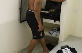 Adriano nos vestiários antes da partida entre Corinthians x Palmeiras, realizada esta tarde no estádio do Pacaembu, válida pela 38ª rodada do Campeonato Brasileiro de 2011