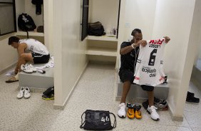 Alex e Liedson nos vestiários antes da partida entre Corinthians x Palmeiras, realizada esta tarde no estádio do Pacaembu, válida pela 38ª rodada do Campeonato Brasileiro de 2011