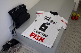 Camisa de Fabio Santos nos vestiários antes da partida entre Corinthians x Palmeiras, realizada esta tarde no estádio do Pacaembu, válida pela 38ª rodada do Campeonato Brasileiro de 2011