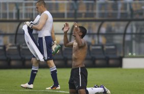 Deola passa e Paulinho comemora o titulo durante a partida entre Corinthians x Palmeiras, realizada esta tarde no estdio do Pacaembu, vlida pela 38 rodada do Campeonato Brasileiro de 2011