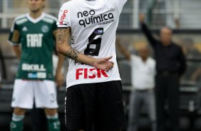 Fabio Santos durante um minuto de homenagem a Socrates durante a partida entre Corinthians x Palmeiras, realizada esta tarde no estdio do Pacaembu, vlida pela 38 rodada do Campeonato Brasileiro de 2011