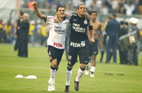 Fabio Santos e Danilo Fernandes durante a partida entre Corinthians x Palmeiras, realizada esta tarde no estdio do Pacaembu, vlida pela 38 rodada do Campeonato Brasileiro de 2011