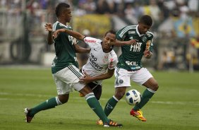 Joo Vitor; Liedson e Marcio Araujo durante a partida entre Corinthians x Palmeiras, realizada esta tarde no estdio do Pacaembu, vlida pela 38 rodada do Campeonato Brasileiro de 2011