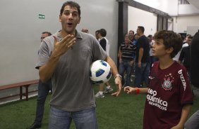 Mauricio, ex-levantador da selecao brasileira de volei, comemoram o titulo nos vestirios antes da partida entre Corinthians x Palmeiras, realizada esta tarde no estdio do Pacaembu, vlida pela 38 rodada do Campeonato Brasileiro de 2011