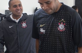 O fisioterapeuta Caio Mello e Adriano nos vestirios antes da partida entre Corinthians x Palmeiras, realizada esta tarde no estdio do Pacaembu, vlida pela 38 rodada do Campeonato Brasileiro de 2011