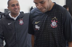 O fisioterapeuta Caio Mello e Adriano nos vestiários antes da partida entre Corinthians x Palmeiras, realizada esta tarde no estádio do Pacaembu, válida pela 38ª rodada do Campeonato Brasileiro de 2011