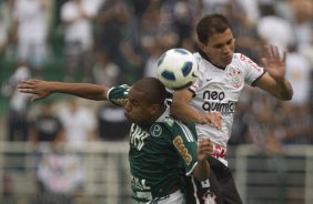 Patrick e Fabio Santos durante a partida entre Corinthians x Palmeiras, realizada esta tarde no estdio do Pacaembu, vlida pela 38 rodada do Campeonato Brasileiro de 2011