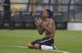 Paulinho comemorando o titulo durante a partida entre Corinthians x Palmeiras, realizada esta tarde no estdio do Pacaembu, vlida pela 38 rodada do Campeonato Brasileiro de 2011