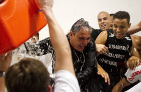 Tite comemora com os jogadores nos vestirios aps da partida entre Corinthians x Palmeiras, realizada esta tarde no estdio do Pacaembu, vlida pela 38 rodada do Campeonato Brasileiro de 2011