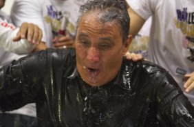 Tite comemora nos vestirios aps da partida entre Corinthians x Palmeiras, realizada esta tarde no estdio do Pacaembu, vlida pela 38 rodada do Campeonato Brasileiro de 2011