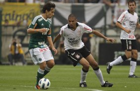 Valdivia e Wallace durante a partida entre Corinthians x Palmeiras, realizada esta tarde no estdio do Pacaembu, vlida pela 38 rodada do Campeonato Brasileiro de 2011
