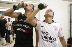 Welder e Morais comemoram o titulo nos vestirios antes da partida entre Corinthians x Palmeiras, realizada esta tarde no estdio do Pacaembu, vlida pela 38 rodada do Campeonato Brasileiro de 2011