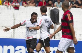Alex comemora com Paulinho seu gol durante a partida entre Flamengo x Corinthians, jogo amistoso realizado esta tarde no estdio do Caf, em Londrina/PR, abertura da temporada 2012. Londrina-PR/Brasil
