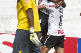 Alex comemora com Paulinho seu gol durante a partida entre Flamengo x Corinthians, jogo amistoso realizado esta tarde no estdio do Caf, em Londrina/PR, abertura da temporada 2012. Londrina-PR/Brasil