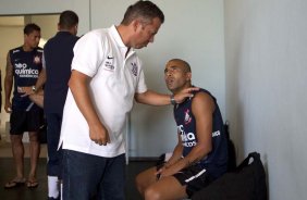 Cleber Xavier e Emerson nos vestiários antes da partida entre Flamengo x Corinthians, jogo amistoso realizado esta tarde no estádio do Café, em Londrina/PR, abertura da temporada 2012. Londrina-PR/Brasil