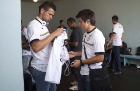 Leandro Castán e Willian nos vestiários antes da partida entre Flamengo x Corinthians, jogo amistoso realizado esta tarde no estádio do Café, em Londrina/PR, abertura da temporada 2012. Londrina-PR/Brasil