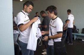 Leandro Castn e Willian nos vestirios antes da partida entre Flamengo x Corinthians, jogo amistoso realizado esta tarde no estdio do Caf, em Londrina/PR, abertura da temporada 2012. Londrina-PR/Brasil