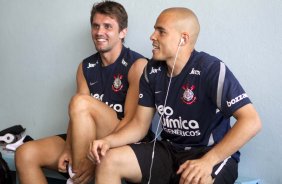 Paulo André e Julio Cesar nos vestiários antes da partida entre Flamengo x Corinthians, jogo amistoso realizado esta tarde no estádio do Café, em Londrina/PR, abertura da temporada 2012. Londrina-PR/Brasil