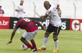 Renato e Emerson durante a partida entre Flamengo x Corinthians, jogo amistoso realizado esta tarde no estdio do Caf, em Londrina/PR, abertura da temporada 2012. Londrina-PR/Brasil