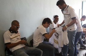 Willian da autografo em uma camisa para Leandro Castán nos vestiários antes da partida entre Flamengo x Corinthians, jogo amistoso realizado esta tarde no estádio do Café, em Londrina/PR, abertura da temporada 2012. Londrina-PR/Brasil