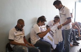 Willian e Leandro Castn nos vestirios antes da partida entre Flamengo x Corinthians, jogo amistoso realizado esta tarde no estdio do Caf, em Londrina/PR, abertura da temporada 2012. Londrina-PR/Brasil