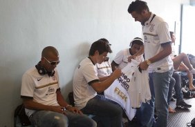 Willian e Leandro Castán nos vestiários antes da partida entre Flamengo x Corinthians, jogo amistoso realizado esta tarde no estádio do Café, em Londrina/PR, abertura da temporada 2012. Londrina-PR/Brasil