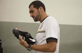 Danilo nos vestiários antes da partida entre Corinthians x Portuguesa, realizada esta noite no estádio do Pacaembu, no jogo da entrega das faixas ao campeão Brasileiro Corinthians, e ao Campeão da Serie B, Portuguesa