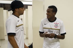 Welder e Edenilson nos vestirios antes da partida entre Corinthians x Portuguesa, realizada esta noite no estdio do Pacaembu, no jogo da entrega das faixas ao campeo Brasileiro Corinthians, e ao Campeo da Serie B, Portuguesa