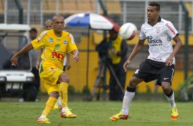 Acleysson e Elton durante a partida entre Corinthians x Mirassol/SP, realizada esta tarde no estdio do Pacaembu, jogo de abertura do Campeonato Paulista 2012