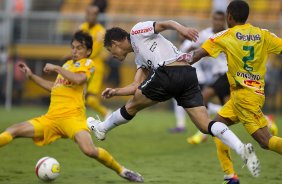 Alex cruza na frente de Matheus durante a partida entre Corinthians x Mirassol/SP, realizada esta tarde no estdio do Pacaembu, jogo de abertura do Campeonato Paulista 2012