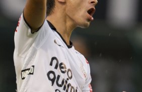 Alex vibra no segundo gol do Corinthians durante a partida entre Corinthians x Mirassol/SP, realizada esta tarde no estdio do Pacaembu, jogo de abertura do Campeonato Paulista 2012