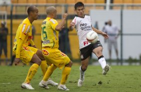 Dezinho; Acleysson e Alex durante a partida entre Corinthians x Mirassol/SP, realizada esta tarde no estádio do Pacaembu, jogo de abertura do Campeonato Paulista 2012