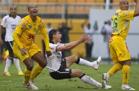 Dezinho; Alex e Acleysson durante a partida entre Corinthians x Mirassol/SP, realizada esta tarde no estdio do Pacaembu, jogo de abertura do Campeonato Paulista 2012