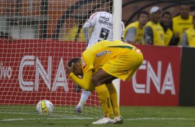 Dezinho lamenta seu gol contra durante a partida entre Corinthians x Mirassol/SP, realizada esta tarde no estádio do Pacaembu, jogo de abertura do Campeonato Paulista 2012
